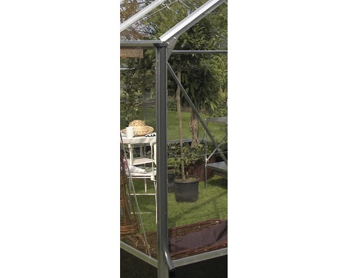 Tuyau de descente pour serre Halls séries Universal et Magnum 1 pièce 130 cm Vue intérieure d''une serre avec des plantes, une table et une chaise
