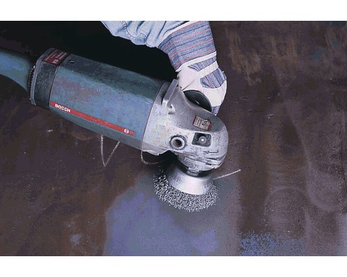 Une personne utilise une meuleuse d''angle Bosch avec une brosse métallique sur une surface.