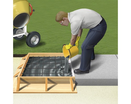 Homme versant du béton dans un coffrage avec treillis d''armature