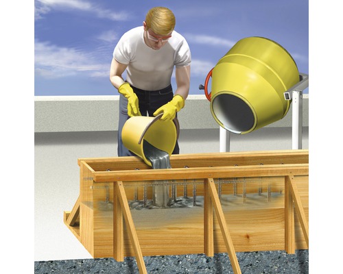 Une personne verse du béton dans un coffrage en bois avec des barres d''armature, avec une bétonnière en arrière-plan.