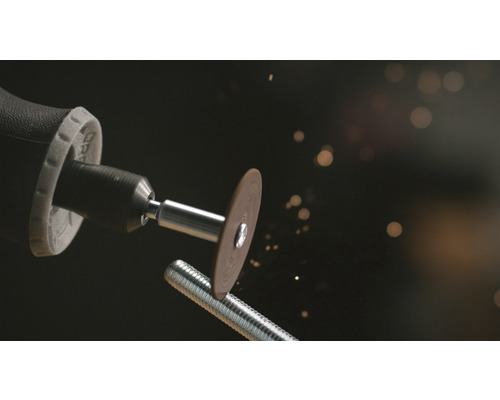 Outil multifonction avec disque à tronçonner coupant une tige filetée