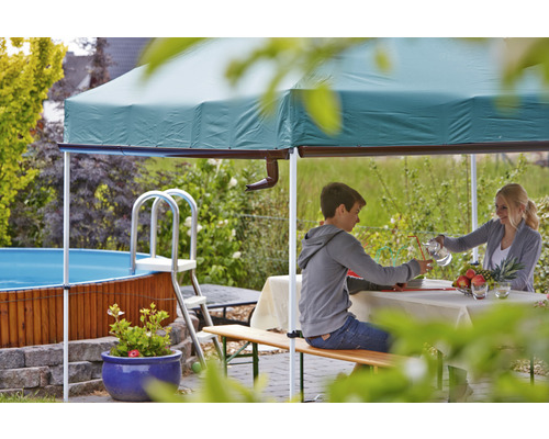 Scène de jardin avec pavillon, piscine et personnes mangeant à l''extérieur