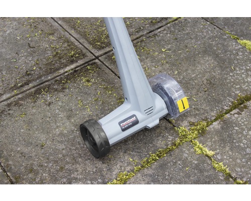 Pattfield Fugenreiniger auf Pflastersteinen mit Bewuchs