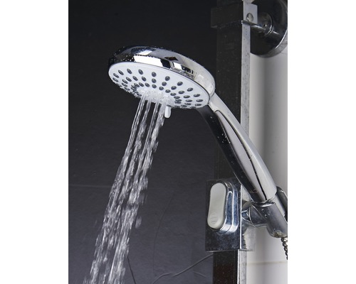 Douchette à main avec de l''eau qui coule