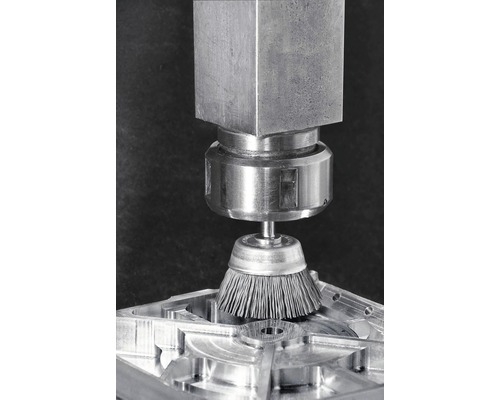 Brosse métallique utilisée sur une pièce