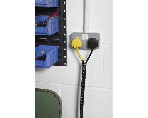 Steckdosenleiste mit zwei Steckern und Kabelspirale