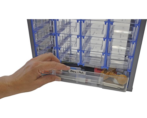 Schubladenschrank mit einer Hand, die eine transparente Schublade herauszieht