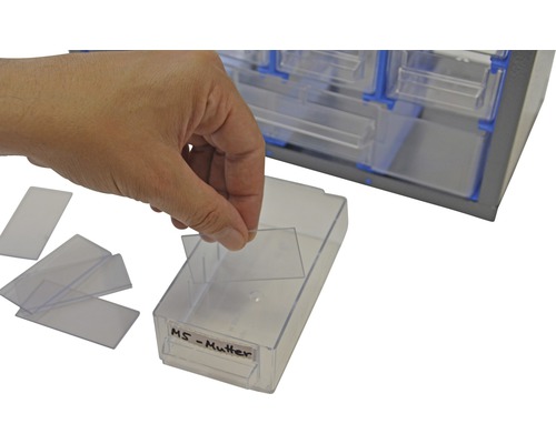 Person sortiert Klarsichthüllen in Schubladenelemente