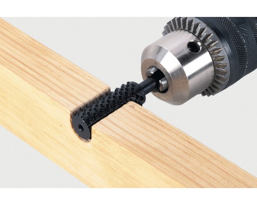 Fraise à bois avec perceuse sur une pièce de bois