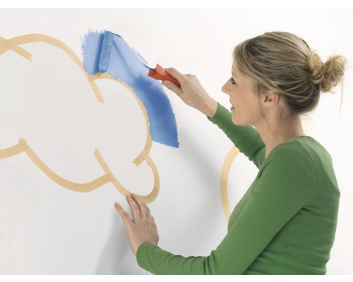 Frau streicht mit einer Farbwalze eine Wolke an eine Wand.