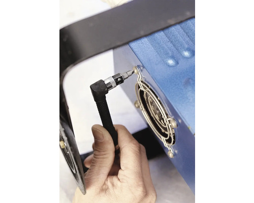 Eine Person befestigt einen Schraubenaufsatz an einem Kühlkörper.