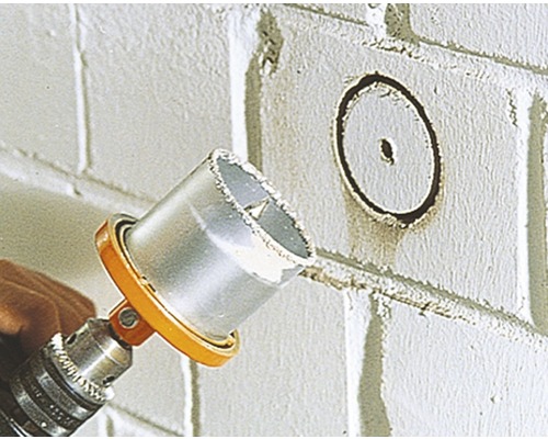 Carotteuse en cours d''utilisation sur un mur en pierre