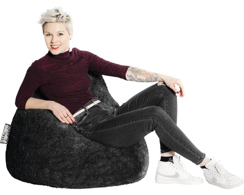 Femme assise sur un pouf gris