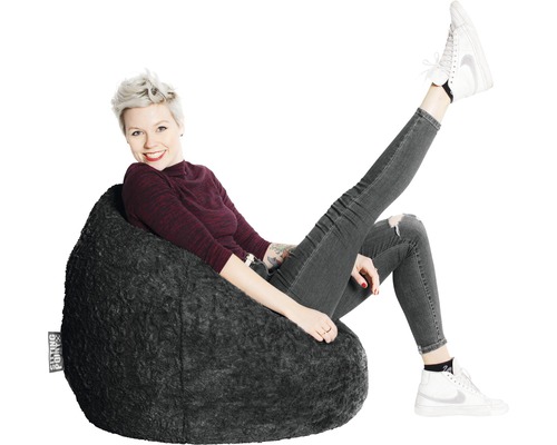 Femme assise dans un pouf noir