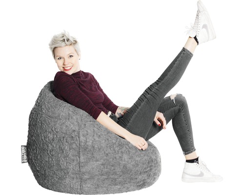 Frau sitzt auf einem grauen Sitzsack