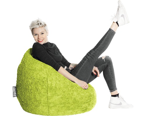 Une femme assise dans un pouf vert de Sitting Point
