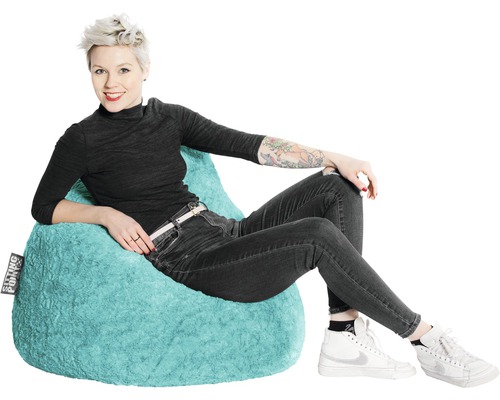 Eine Frau sitzt entspannt auf einem türkisfarbenen Sitzsack.