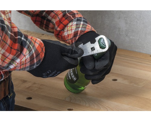 Eine Person mit Arbeitshandschuhen öffnet eine Flasche mit einem Multifunktionswerkzeug.