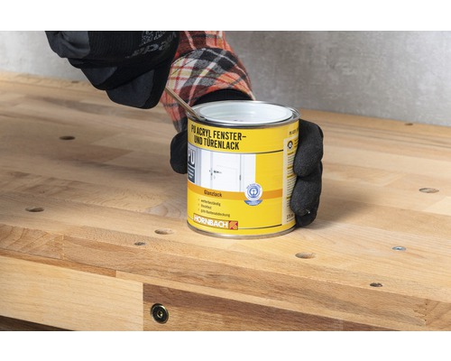 Dose Acryl Fenster und Türenlack auf einer Werkbank