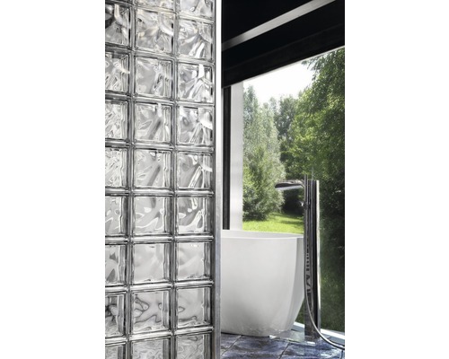 Badezimmer mit Glasbausteinwand und Badewanne