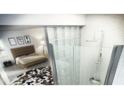 Badezimmer mit Duschkabine und angrenzendem Schlafzimmer