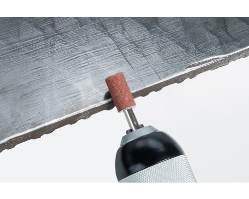 Rotierendes Schleifwerkzeug mit Schleifkörperaufsatz zum Bearbeiten einer Metalloberfläche