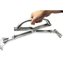 Hand hält Dachrinnenrichtzange aus Metall