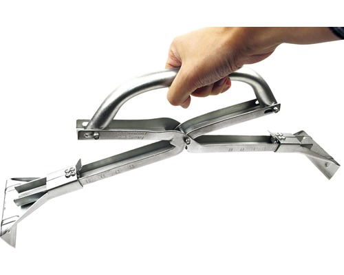 Hand hält Dachrinnenrichtzange aus Metall