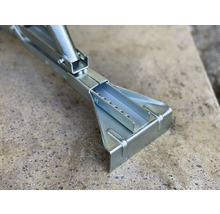 Nahaufnahme einer Gerüstbockhalterung aus Metall