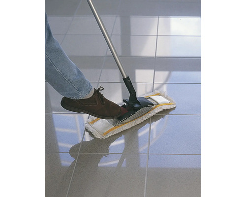 Personne nettoyant un sol carrelé avec une serpillière.