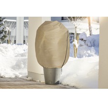 Pot de fleurs avec housse de protection hivernale dans un espace extérieur enneigé