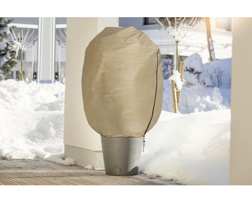 Pflanzkübel mit Winterschutzhaube im verschneiten Aussenbereich