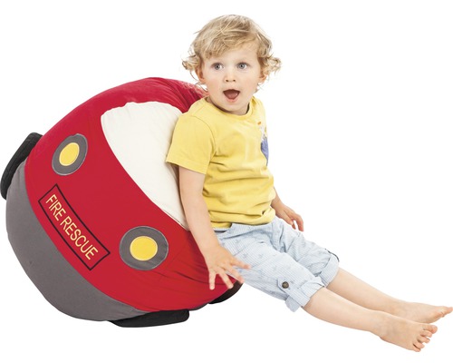 Ein Kind sitzt auf einem Sitzsack in Form eines Feuerwehrautos.