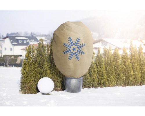 Pflanzensack mit Schneeflockenmotiv zum Schutz von Pflanzen im Winter