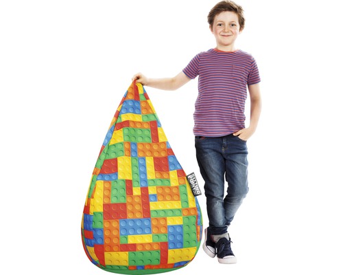 Junge neben einem Sitzsack mit farbigem Bausteinmuster