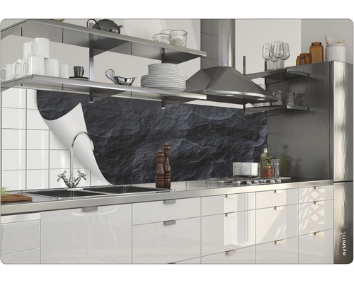 Scène de cuisine avec protection anti-éclaboussures aspect pierre derrière la plaque de cuisson