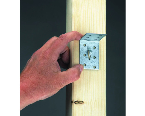 Connecteur d''angle en métal fixé à un poteau en bois