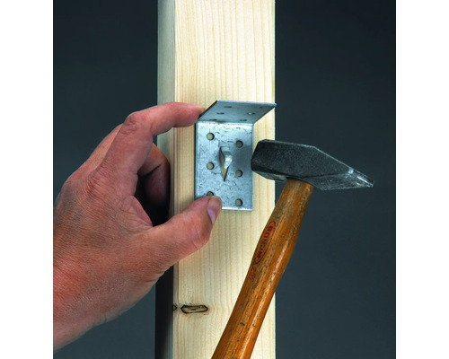 Angle à une main fixé à une poutre en bois avec un marteau