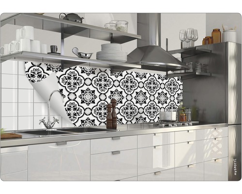 Scène de cuisine avec crédence carrelée blanche et film décoratif pour carrelage à motif floral