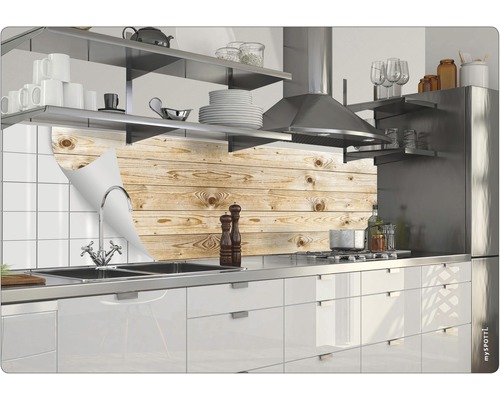 Küchenszene mit selbstklebender Folie in Holzoptik als Fliesenspiegel