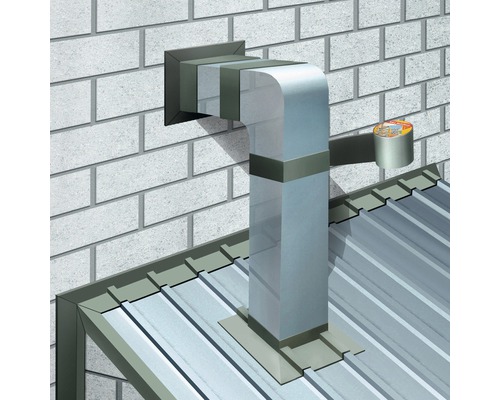 Installation d''un tuyau de hotte aspirante sur un mur de maison avec un toit métallique