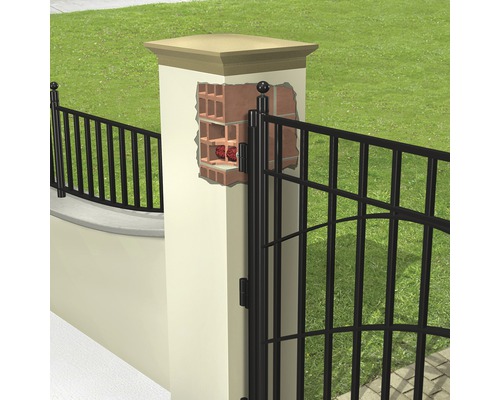 Poteau d''une clôture avec portail et maçonnerie ouverte