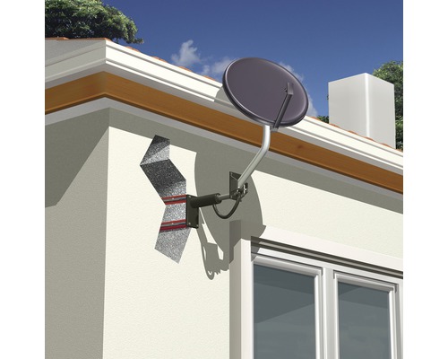 Antenne parabolique fixée au mur de la maison avec un support mural