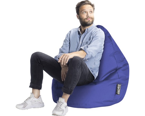Homme assis sur un pouf bleu