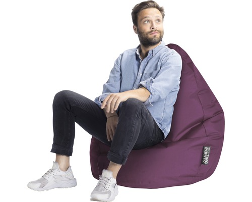 Homme assis sur un pouf