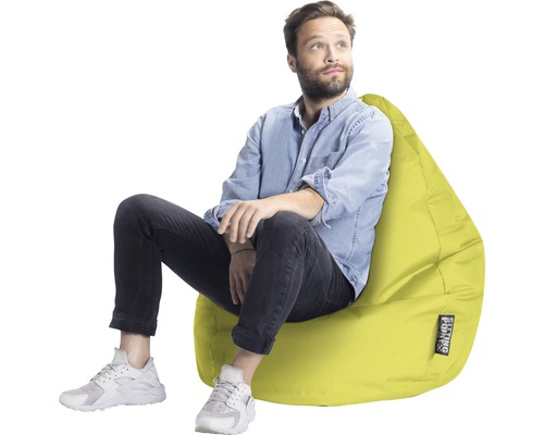 Mann sitzt auf einem gelben Sitzsack