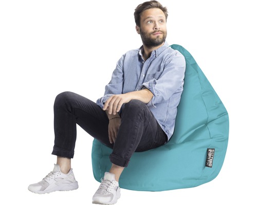 Homme assis sur un pouf turquoise