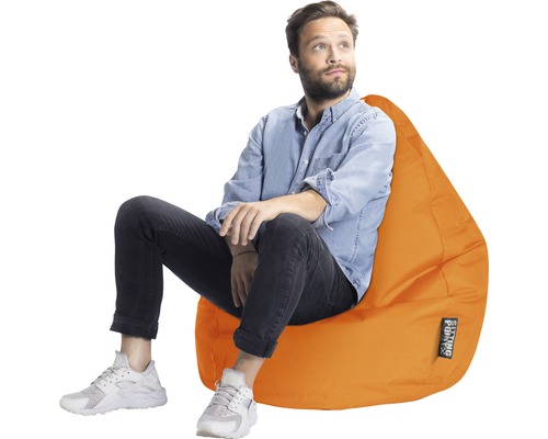Homme assis sur un pouf orange