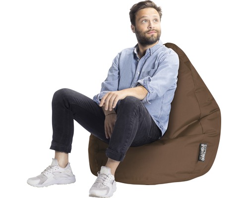 Mann sitzt auf einem braunen Sitzsack