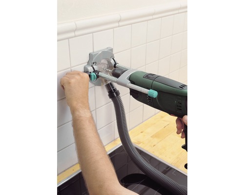 Fliesenbohrhilfe mit Bohrmaschine im Einsatz zum Bohren von Löchern in Fliesen